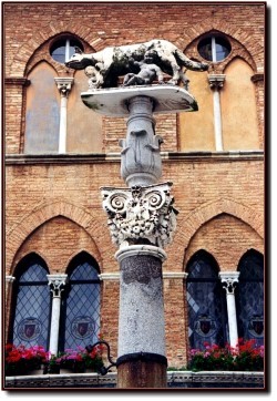 Siena Romulus Remus Statue