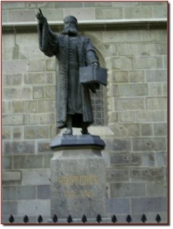 Siebenbuergen Kronstadt Schwarze Kirche Denkmal Reformator Johannes Honterus